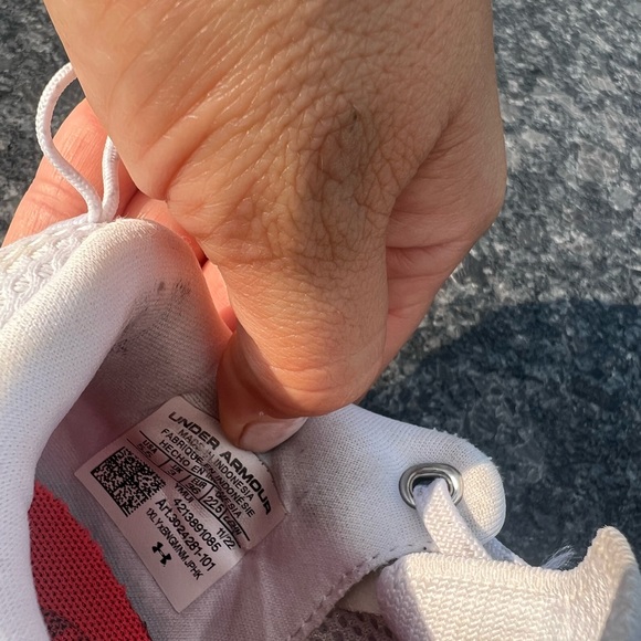 White US 5.5 under Armour glory turf shoes - Picture 5 of 5